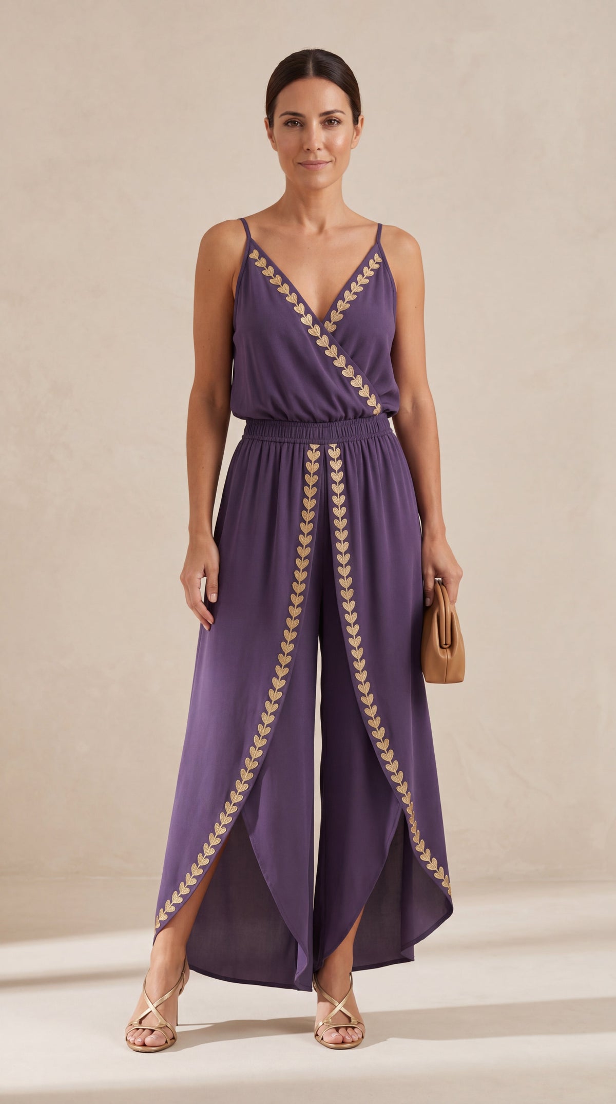 Donatila | Mono Elegante con Abertura Lateral y Detalles Dorados